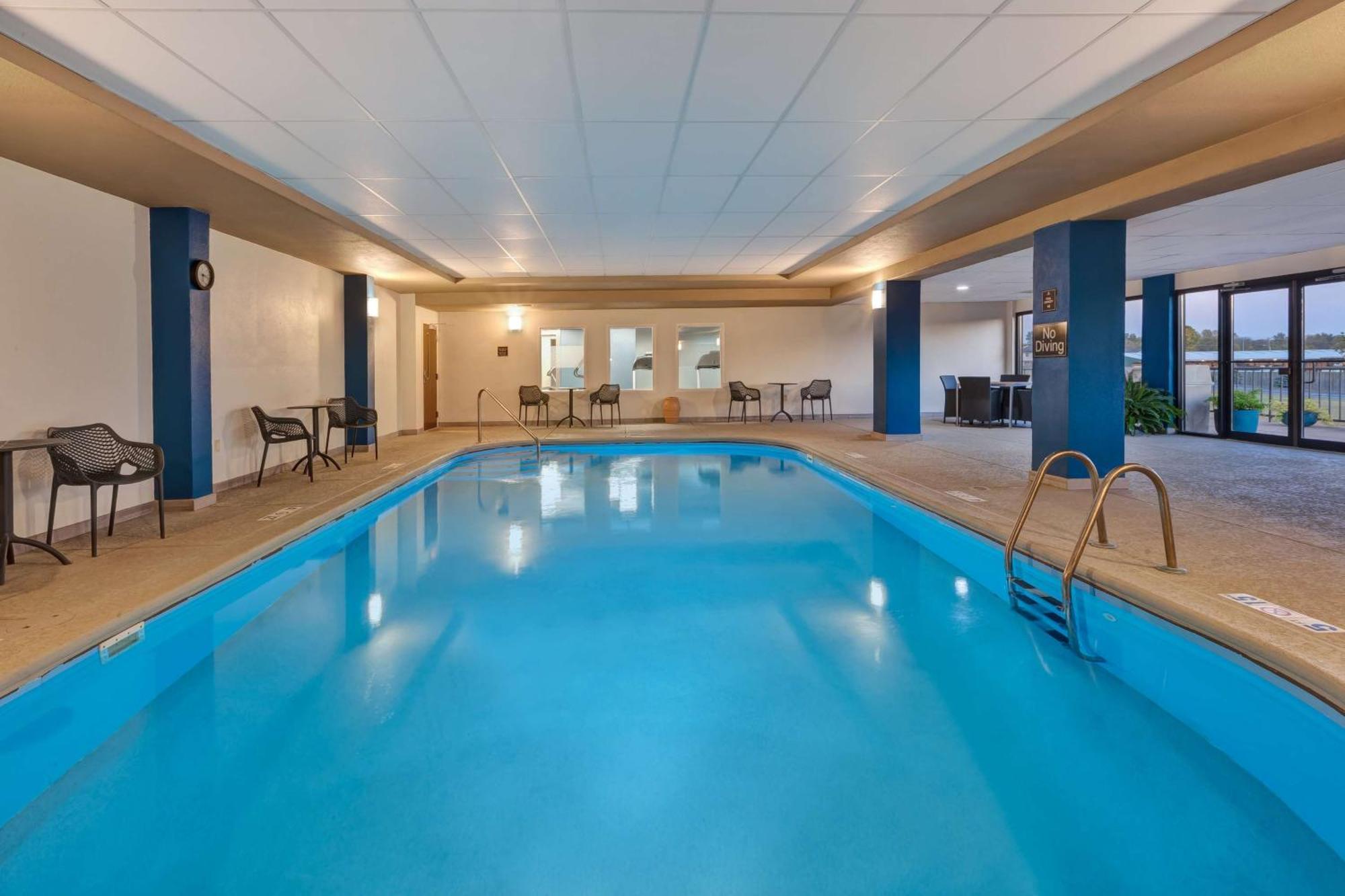 Hampton Inn Princeton Bagian luar foto