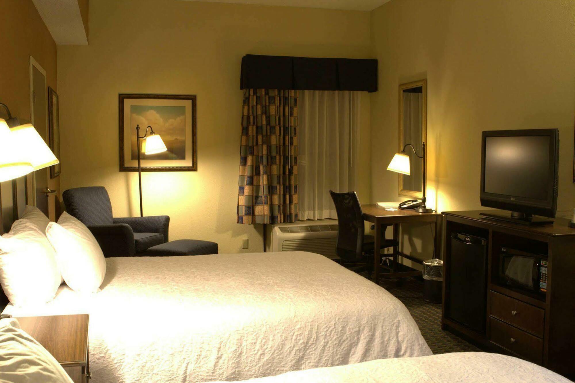 Hampton Inn Princeton Bagian luar foto